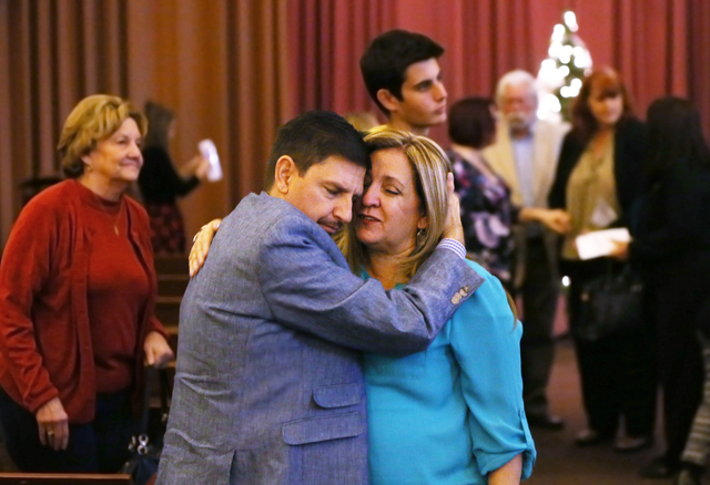 El senador estatal Mark Manendo (D-Nev), abraza y conforta a Tina LaVoie cuya hija falleció en un accidente de auto. La señora LaVoie, su esposo y su hija sobreviviente fueron una de las familia ...