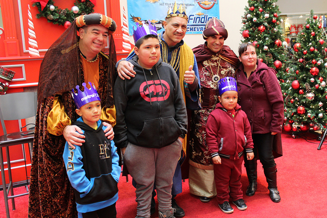 La familia Saucedo busca preservar la tradición del día de Reyes a sus niños, el sábado 8 de enero de 2017. | Foto El Tiempo/Cristian De la Rosa