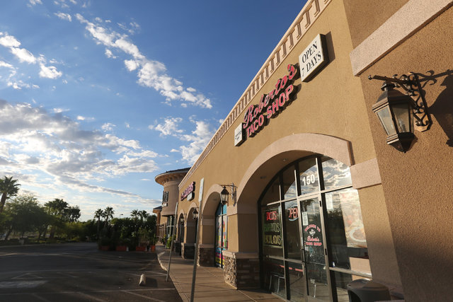 Roberto's Taco Shop cerca de Craig Road y Rancho Drive en Las Vegas fue asaltada aproximadamente a las 5 de la mañana, el viernes 30 de  Septiembre del 2016.  (Foto Brett Le Blanc/Las Vegas Revie ...