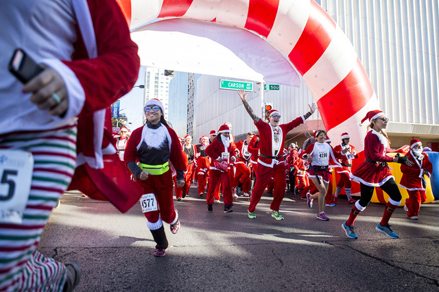Los participantes de la 12ª anual 'Las Vegas Great Santa Run', que beneficia a Opportunity Village, el sábado 3 de diciembre de 2016, en el centro de Las Vegas. | Foto Elizabeth Page Brumley/Las ...