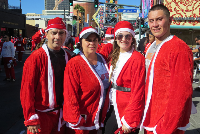 SANTAS 4: La familia Muñoz viajó desde El Paso, Texas para participar en este evento navideño, ya que para ellos es una tradición anual, el sábado 3 de diciembre en el centro de Las Vegas. |  ...