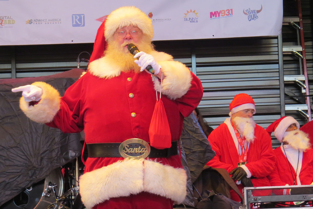 SANTAS 5: ‘Santa Claus’ estuvo presente para motivar a los presentes, incluso interpretó algunas canciones navideñas antes de que la carrera iniciara, sábado 3 de diciembre en el centro de  ...