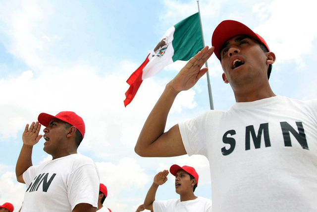 Los varones mexicanos entre 18 y 40 años pueden tramitar su cartilla en el Consulado de México. Foto Cortesía