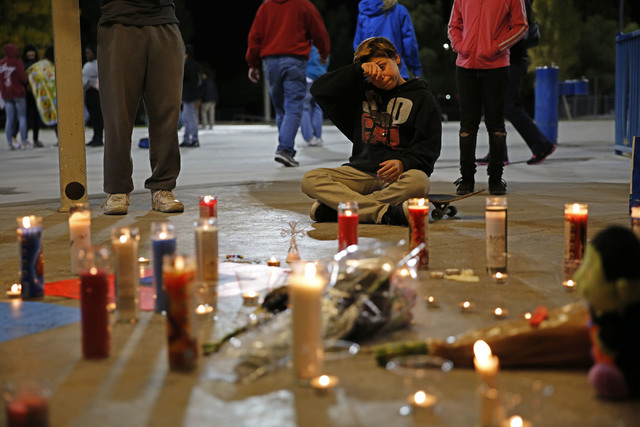 El niño de 12 años de edad, Gino Williams, sentado en su patineta se seca las lágrimas frente a la ofrenda a su amigo fallecido, Fabriccio Patti, el martes 6 de diciembre del 2016 en el Desert  ...