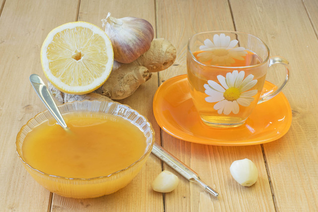 La raíz de ginger, limón, ajo, cebolla o miel son productos naturales que ayudan a evitar o mitigar la influenza. También deben usarse hábitos de higiene como lavarse la manos con frecuencia.  ...