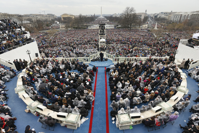 El Presidente Donald Trump habla a la multitud después de su juramento en el capitolio, el 20 de enero del 2017 en Washington. (Carolyn Kaster/AP).