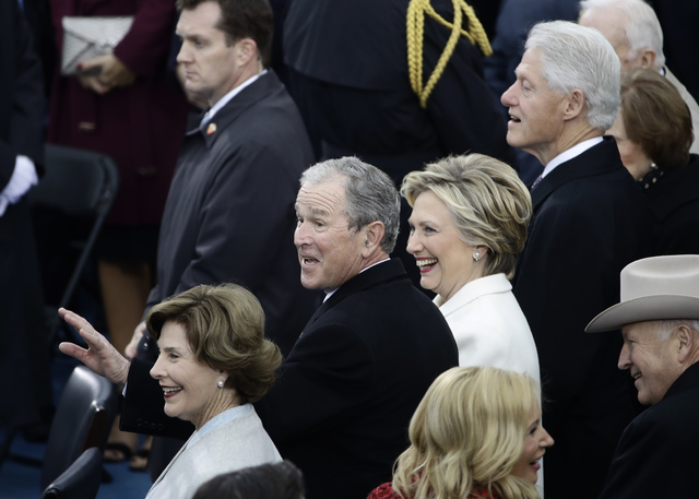 El expresidente George W. Bush, al centro a la izquierda con su esposa Laura, la exsecretaria de estado Hillary Clinton y el expresidente Bill Clinton, esperan la 58a. ceremonia de la investidura  ...