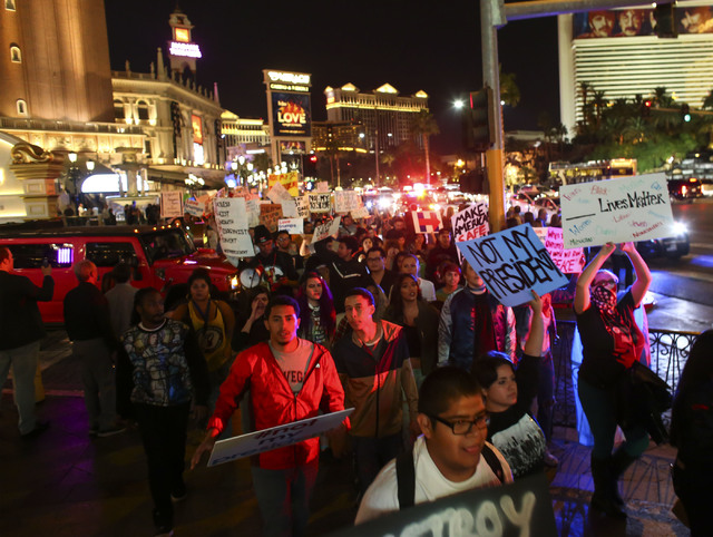 Manifestantes contra el presidente electo Donald Trump marcharon por Las Vegas Boulevard, la noche del sábado 12 de noviembre del 2016. (Foto Chase Stevens/Las Vegas Review-Journal Follow @csstev ...