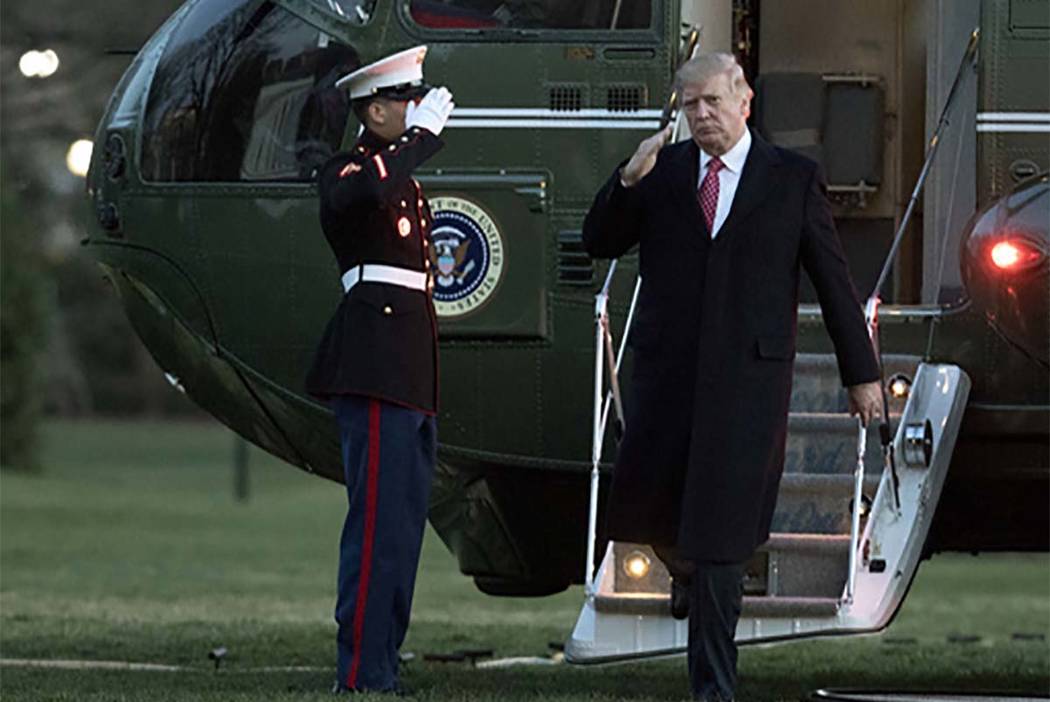 El Presidente Donald Trump saluda al bajar del "Marine One", a su llegada a la Casa Blanca en Washington, el domingo 5 de marzo del 2017. Trump firmará una nueva orden sobre la prohibición tempo ...