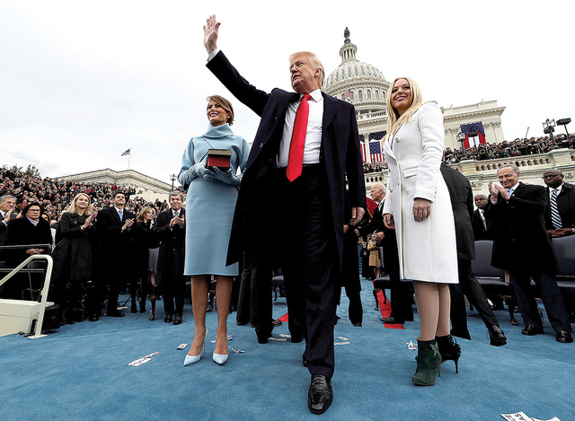 El presidente de los Estados Unidos, Donald Trump, saluda a la audiencia después de tomar el juramento de su cargo mientras su esposa Melania (izq.) y su hija Tiffany lo acompañan durante la cer ...
