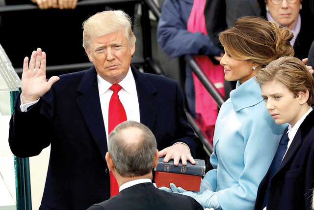 El presidente estadounidense Donald Trump toma juramento de su cargo con su esposa Melania y su hijo Barron a su lado, durante su toma de posesión en el Capitolio de los Estados Unidos en Washing ...