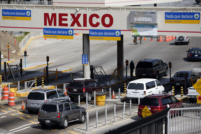En foto de archivo se ve el tráfico vehicular cruza desde los Estados Unidos a México en el Puerto de Entrada de San Ysidro en San Diego el domingo, 26 de abril de 2009. (AP Photo/ Denis Poroy).