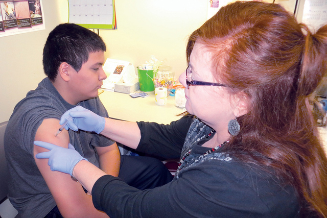 El SNHD, exhorta a los residentes que acudan a vacunarse a las diferentes clínicas alrededor del valle de Las Vegas. Un niño recibe la vacuna en contra la influenza en las instalaciones del SNHD ...