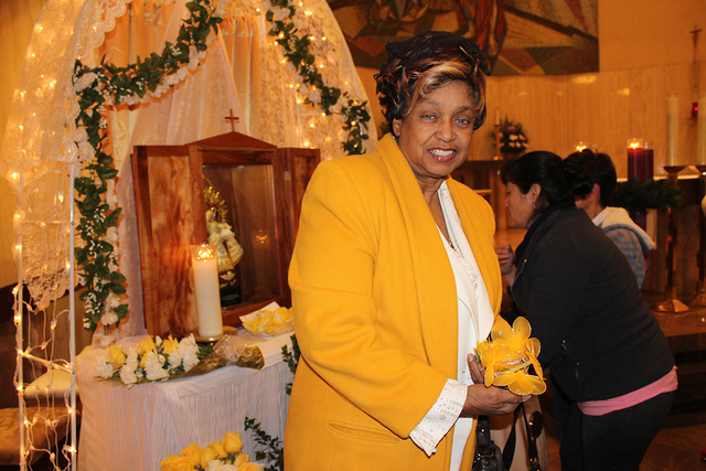 De madre cubana, Linda Watson, vistió de amarillo en la misa como es la tradición en Cuba. El 8 de diciembre se ofreció una misa en honor a la Virgen de la Caridad del Cobre en la Iglesia de Sa ...