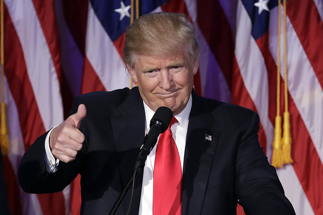El president electo Donald Trump saluda a sus seguidores y hace la señal de aprobación, el miércoles 9 del 2016 luego de obtener su victoria a la Casa Blanca. Habló en Nueva York. (AP Photo/Jo ...