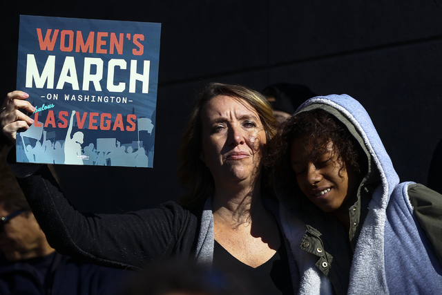 Los manifestantes se reúnen para los derechos de las mujeres fuera del Palacio de Justicia de los Estados Unidos de Lloyd George en el centro de Las Vegas el sábado, 21 de enero de 2017. (Chase  ...