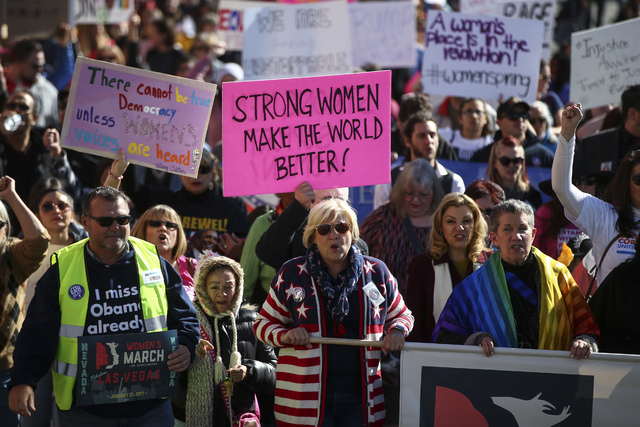 Roberta Lange, presidenta del Partido Demócrata del Estado de Nevada, se marcha con los manifestantes por los derechos de las mujeres en el centro de Las Vegas el sábado 21 de enero de 2017. (Ch ...