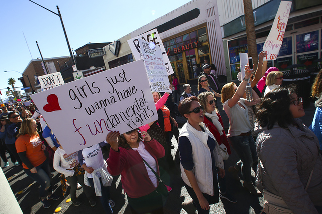 Manifestantes marchan a lo largo de Fremont Street por los derechos de las mujeres en el centro de Las Vegas el sábado, 21 de enero de 2017. (Chase Stevens / Las Vegas Review-Journal)