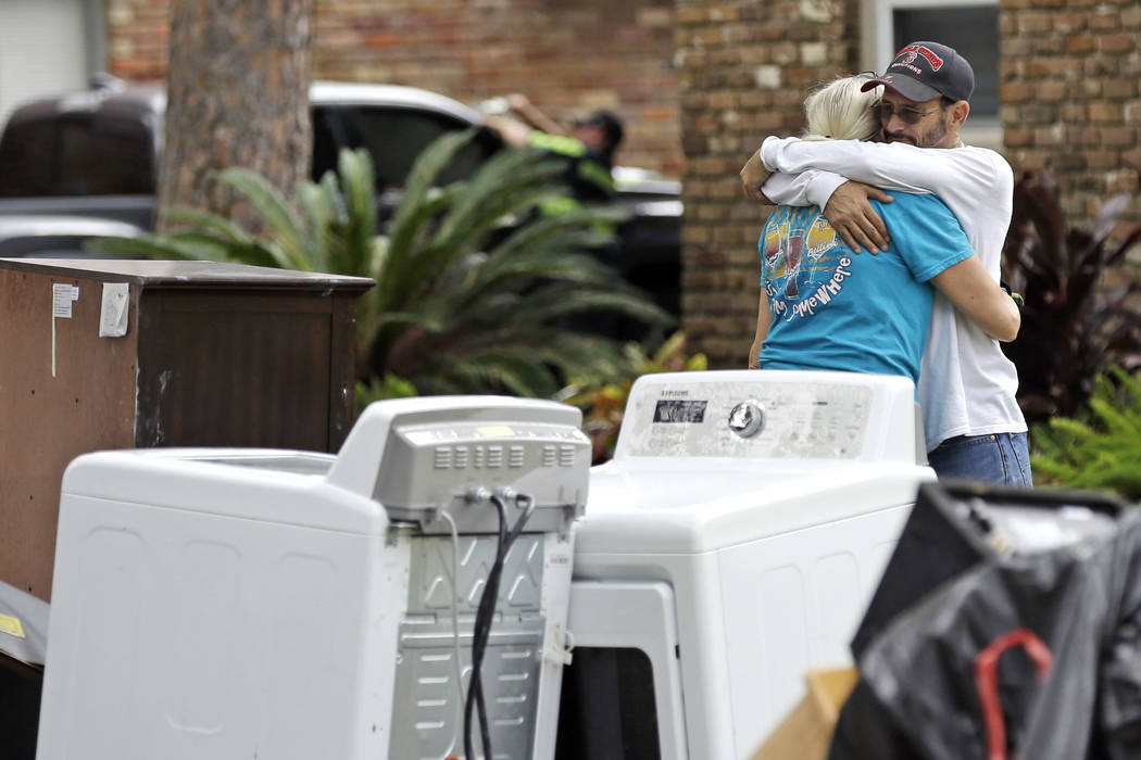 Barry Horvitz abraza a su esposa Kim mientras está fuera de su casa después de quitar los artículos dañados por las inundaciones de la tormenta tropical Harvey. Miércoles, 30 de agosto de 201 ...