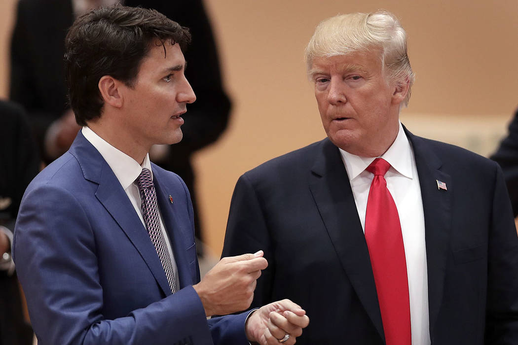 El primer ministro de Canadá, Justin Trudeau, a la izquierda, habla con el presidente de los Estados Unidos, Donald Trump, a la derecha. | Foto AP/Michael Sohn.