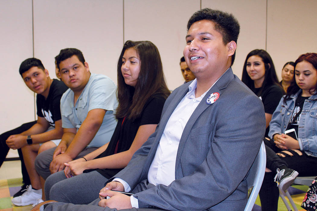Los jóvenes estudiantes pudieron preguntar sus dudas directamente a los líderes latinos presentes. El jueves 31 de agosto de 2017 en el Centro Comunitario Pearson. | Foto Cristian De la Rosa/ El ...