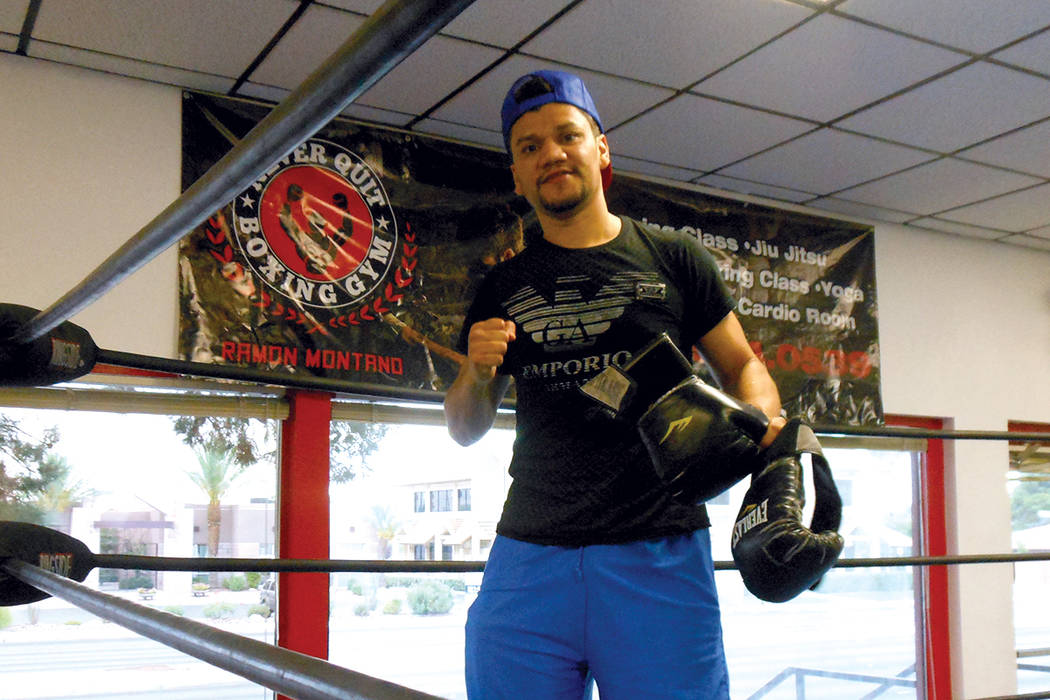 Ramón Motaño en el ring de su gimnasio ‘Never Quit Boxing Gym”. | Foto Valdemar González / El Tiempo.