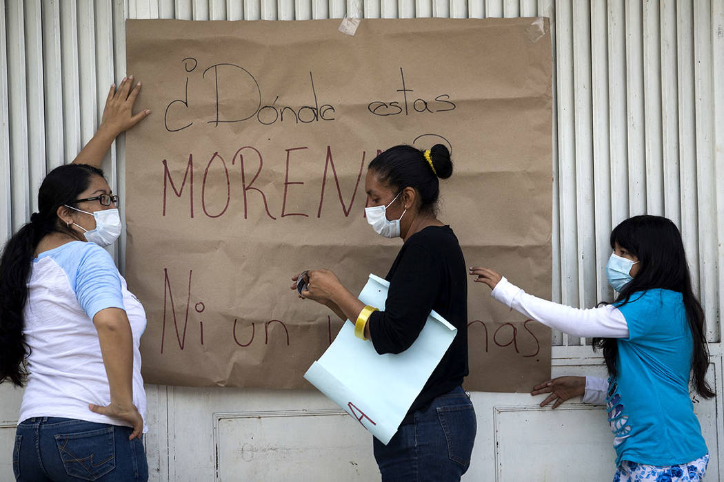 Los vecinos cuelgan una señal que dice: “¿Dónde está Morena?”, Re riéndose a un partido político a cargo del gobierno local en San Gregorio Atlapulco, México, el viernes 22 de septiembr ...