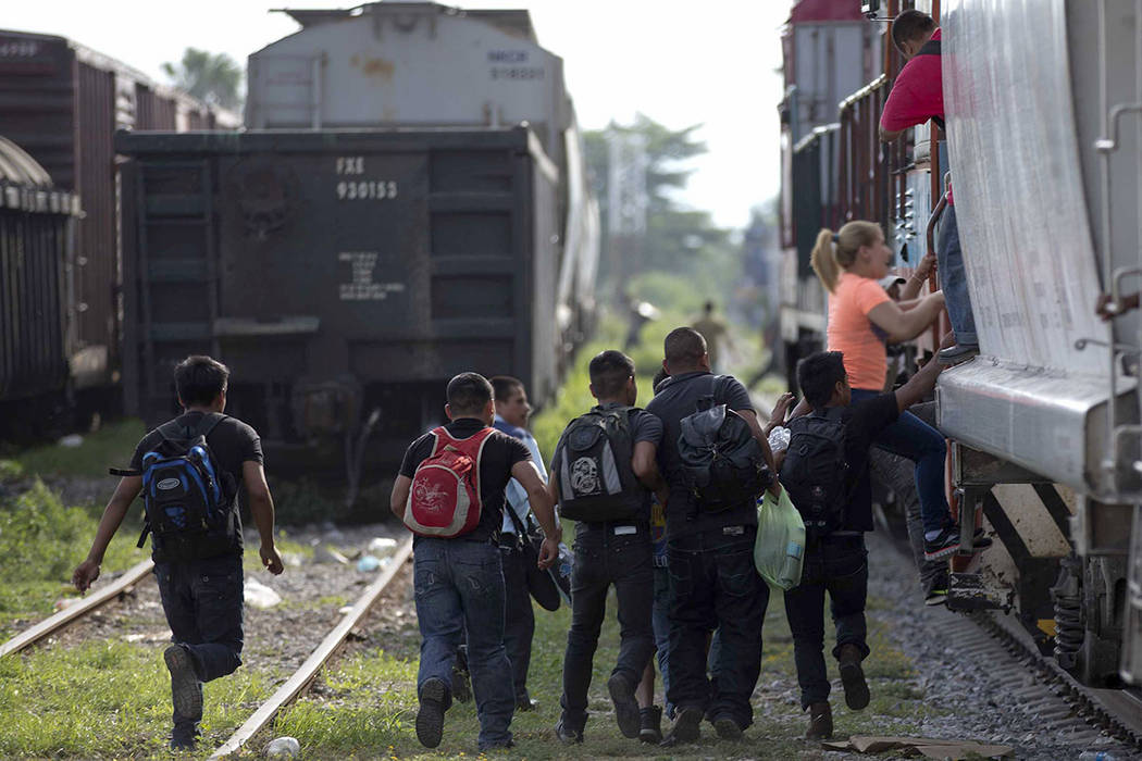 ARCHIVO- El sábado, 12 de julio de 2014, migrantes corren para saltar en un tren durante su viaje hacia la frontera México-Estados Unidos, en Ixtepec, México. AP/Eduardo Verdugo.