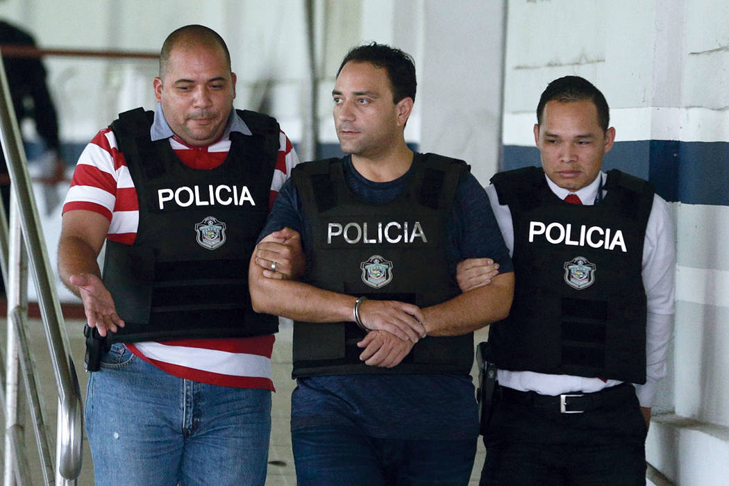 Roberto Borge, gobernador de Quintana Roo de 2011 a 2016, es escoltado esposado por la policía en la ciudad de Panamá, el lunes 5 de junio de 2017. | Foto AP/Arnulfo Franco.