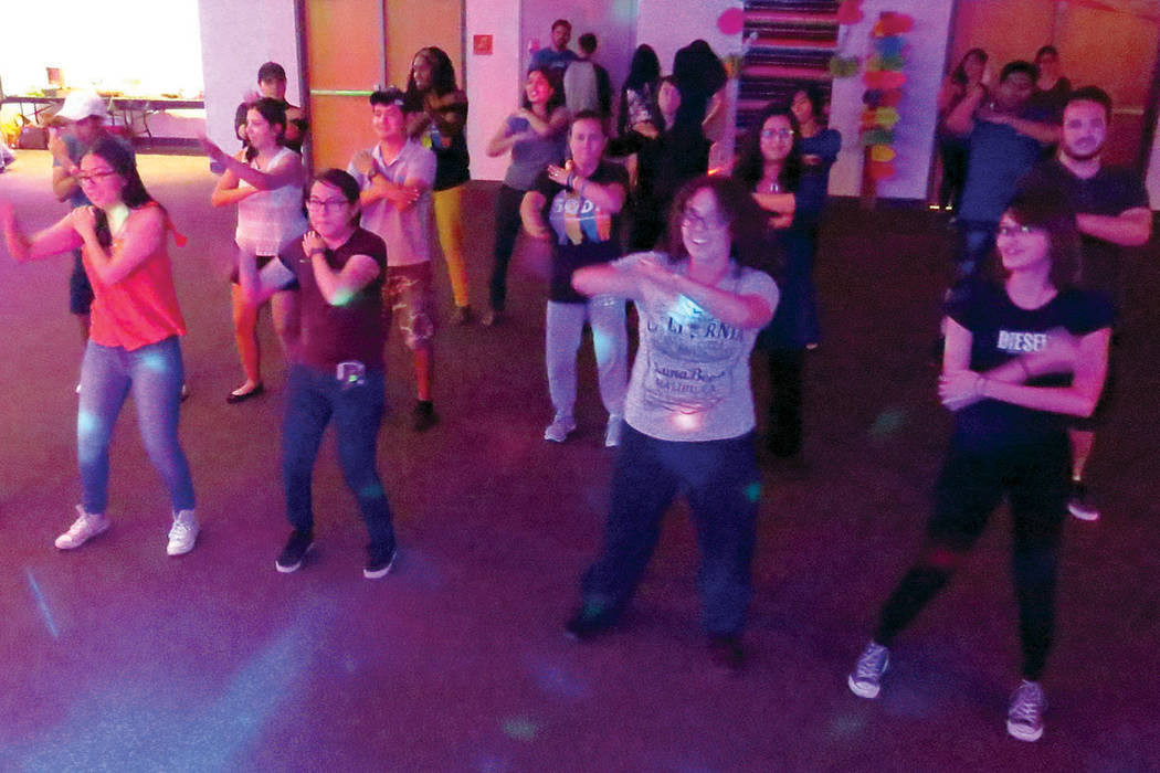 Los estudiantes bailaron al ritmo de canciones latinas como ‘La Macarena’, ‘Despacito’ y ‘Payaso de rodeo’. Jueves 21 de septiembre en UNLV. Foto El Tiempo.