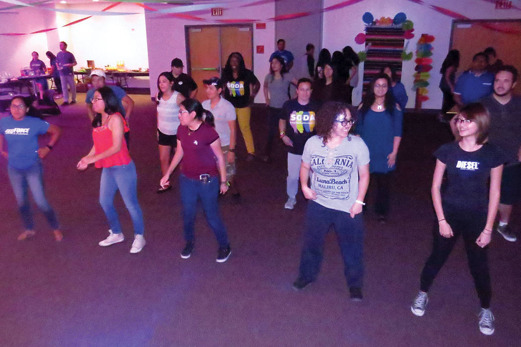 Los estudiantes bailaron al ritmo de canciones latinas como ‘La Macarena’, ‘Despacito’ y ‘Payaso de rodeo’. Jueves 21 de septiembre en UNLV. | Foto Anthony Avellaneda / El Tiempo.
