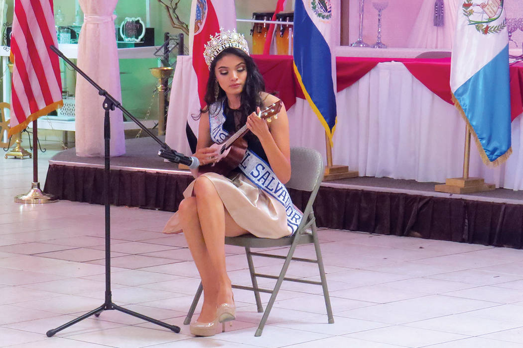 Miss El Salvador Las Vegas 2017, Erica Bonilla, presentó un número musical con su guitarra. Sábado 24 de septiembre en el salón La Onda Banquet Hall. | Foto Anthony Avellaneda / El Tiempo.
