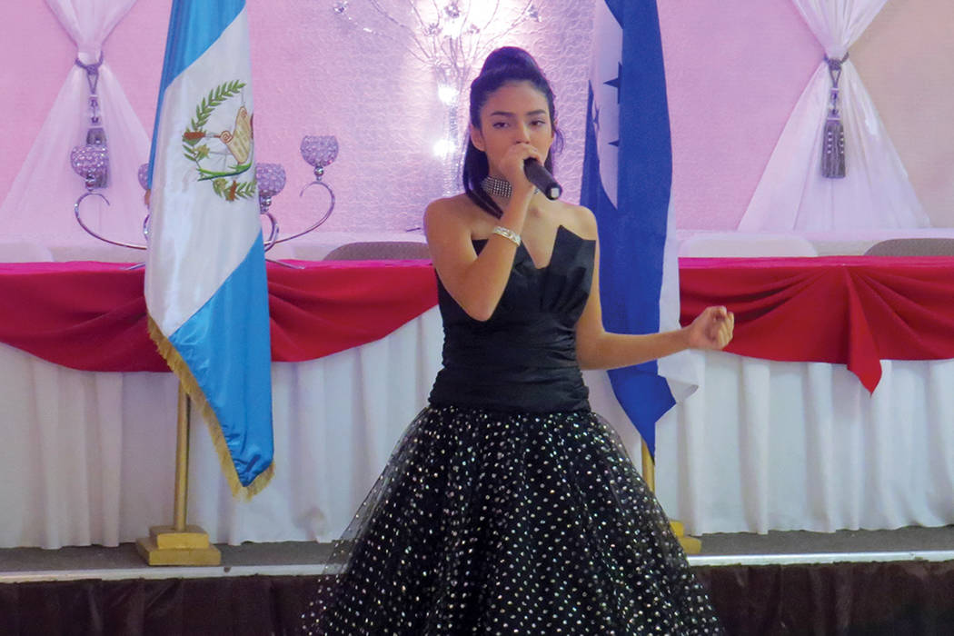 Sophia Camille se llevó los aplausos al cantar ‘Cucurrucucú Paloma’. Sábado 24 de septiembre en el salón La Onda Banquet Hall. | Foto Anthony Avellaneda / El Tiempo.