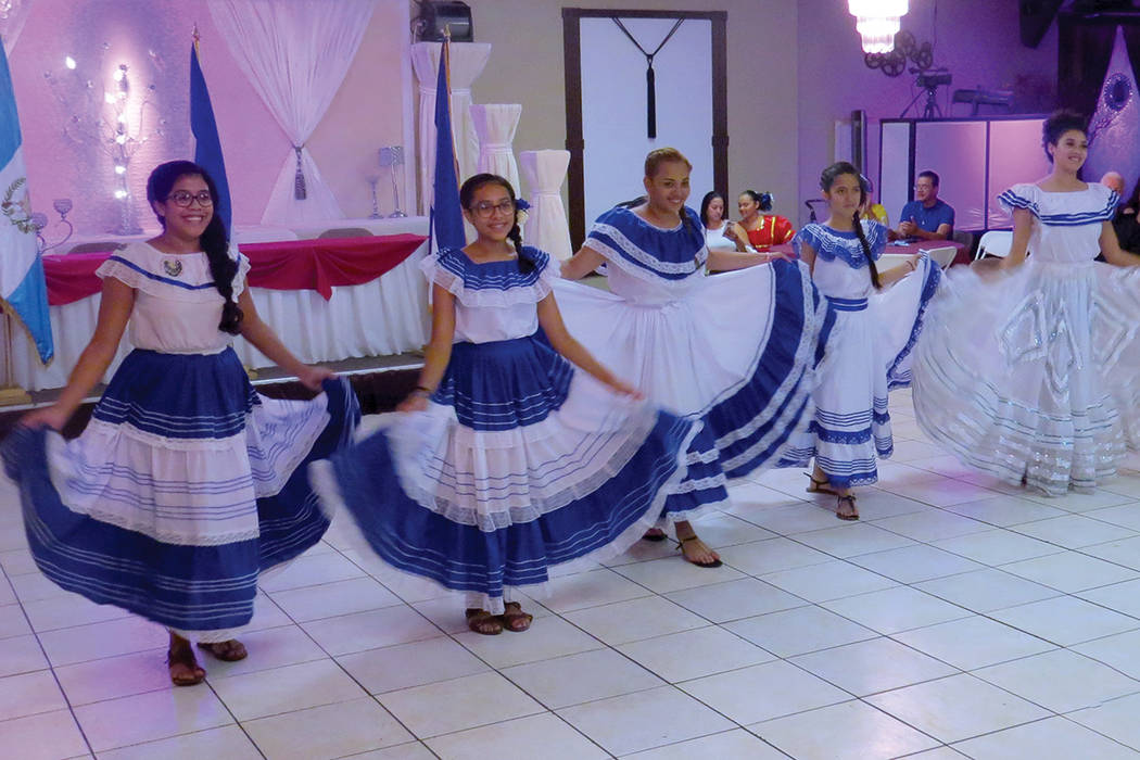 Los bailables folclóricos no podían faltar para conmemorar la Independencia de Centroamérica. Sábado 24 de septiembre en el salón La Onda Banquet Hall. | Foto Anthony Avellaneda / El Tiempo.