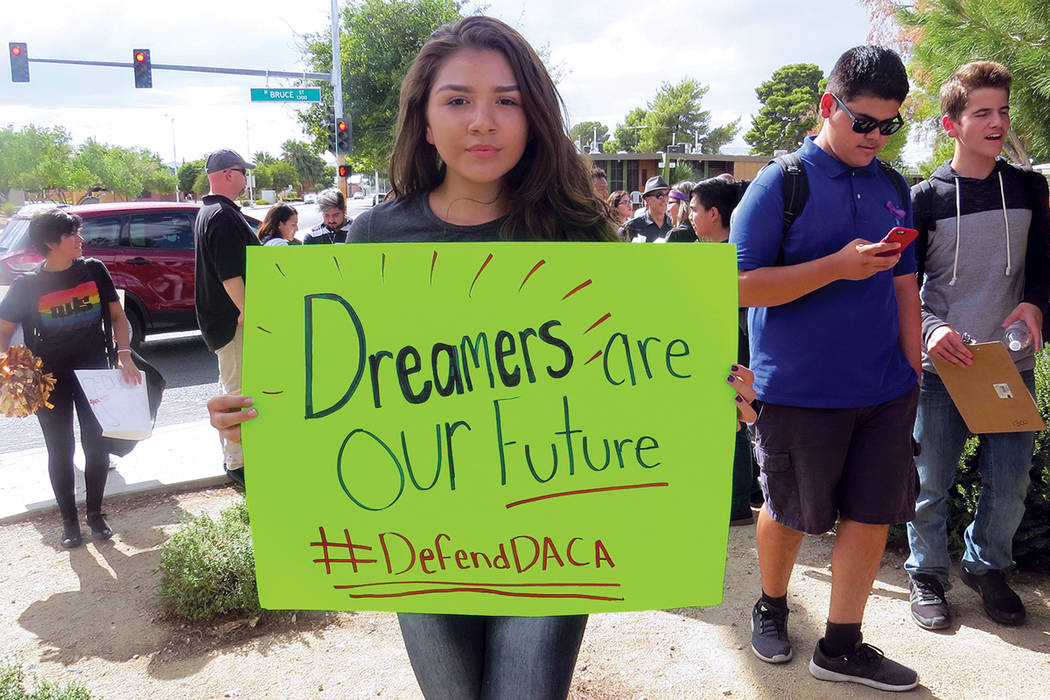 La estudiante de Southeast Tech, Abigail Herrera, se unió a los alumnos de la preparatoria Rancho en apoyo a los ‘dreamers’. Miércoles 13 de septiembre al exterior de la escuela Rancho. | Fo ...