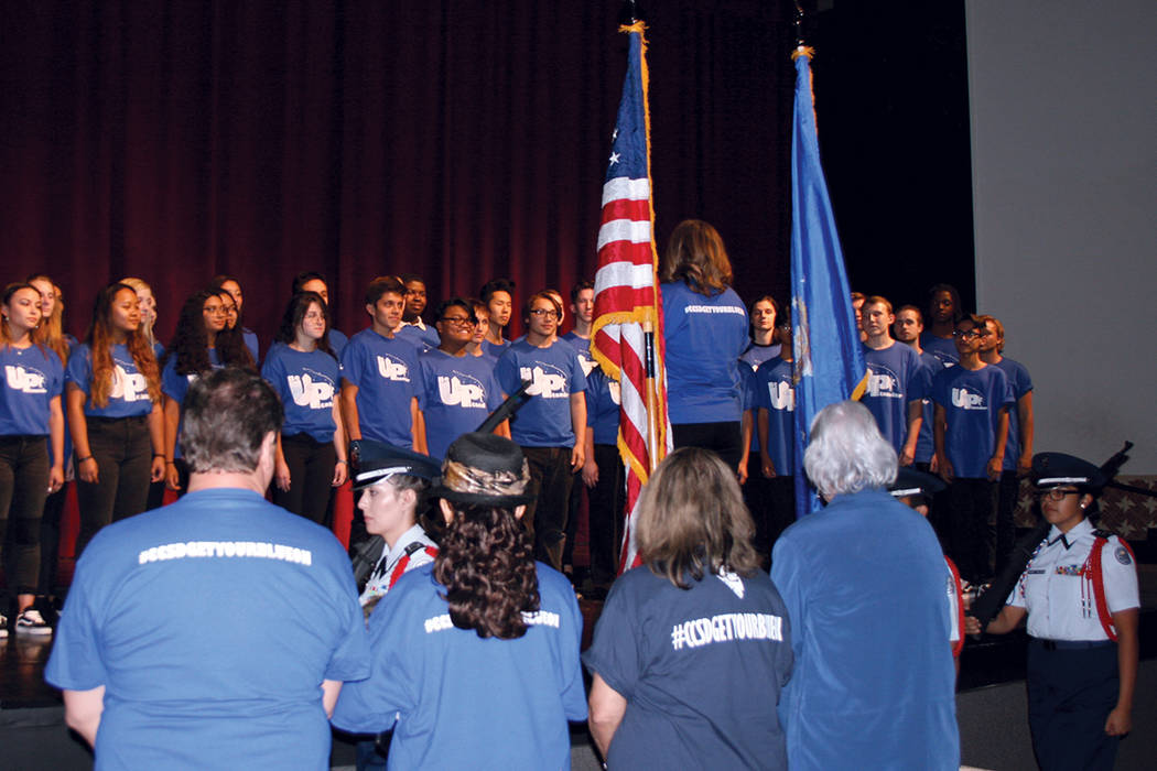 La escolta de la Rancho High School hace honores a la bandera, mientras en el escenario se ve al Coro de Las Vegas Academy. Al frente de espaldas el superintendente Pat Skorkowsky (izquierda) y tr ...