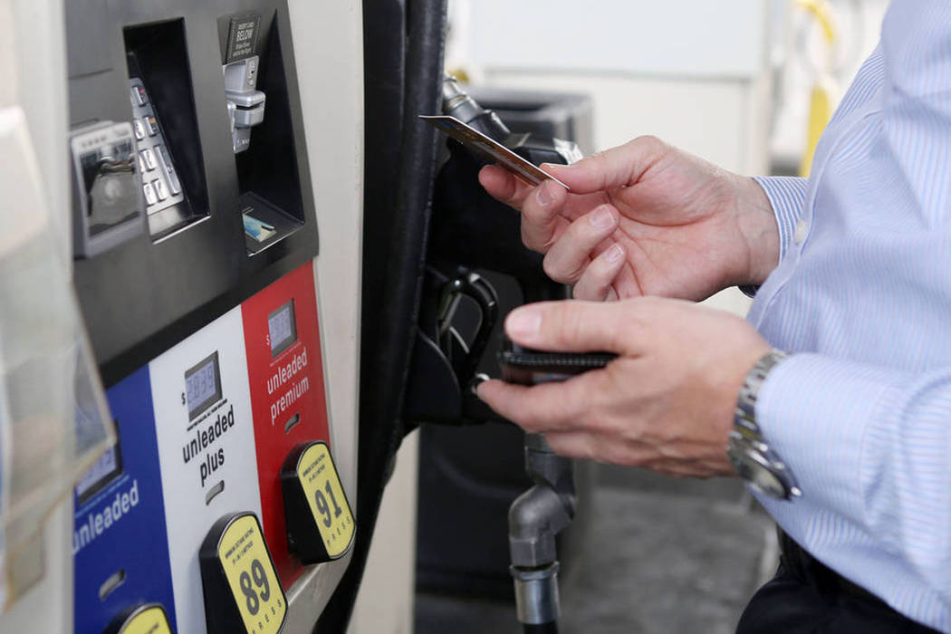 Un visitante de Chicago usa una tarjeta de crédito para pagar el gas en una gasolinera ubicada en East Tropicana Avenue y Paradise Road en Las Vegas, el martes, 26 de septiembre de 2017. | Foto E ...