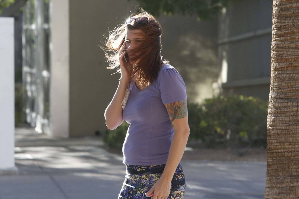 El pelo de una mujer es soplado por el viento al caminar por la Calle Tercera cuando vientos fuertes se extienden a través del Valle de Las Vegas el jueves, 21 de septiembre 2017. (Bizuayehu Tesf ...