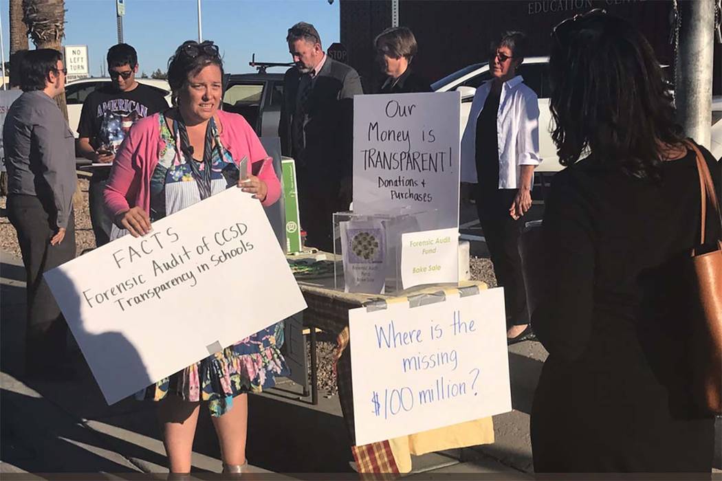 Maestros y funcionarios sindicales protestan frente a la reunión del Consejo Escolar del Condado de Clark el jueves 28 de septiembre de 2017 en Las Vegas. (Amelia Pak-Harvey / Las Vegas Revisión ...