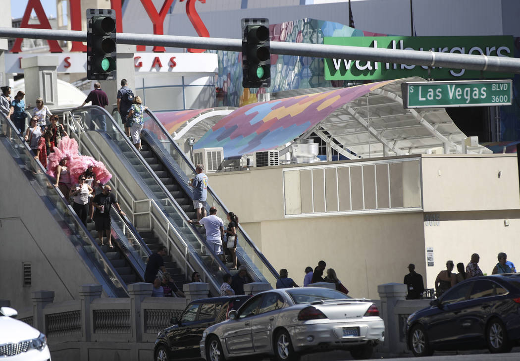Personas a lo largo de Las Vegas Boulevard en Flamingo Road el miércoles, 27 de septiembre de 2017. Chase Stevens Las Vegas Review-Journal @csstevensphoto
