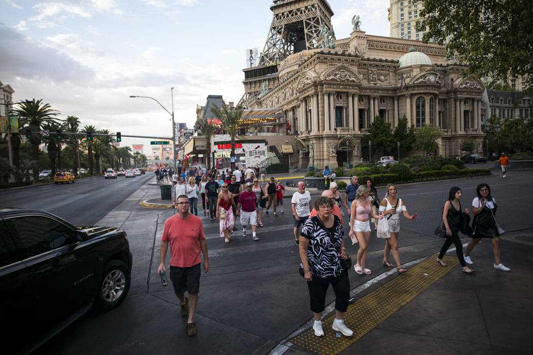Los turistas caminan a lo largo de el Strip afuera del París Las Vegas el miércoles, 30 de agosto de 2017 en Las Vegas. Chase Stevens Las Vegas Revisión-Diario @csstevensphoto