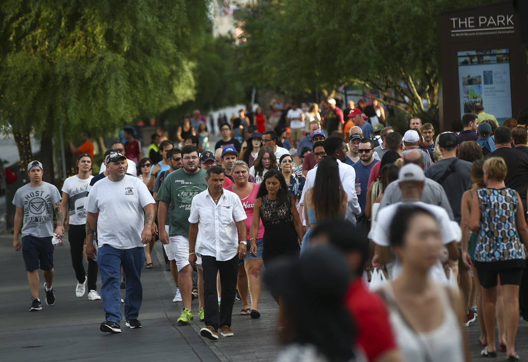 Los turistas caminan a lo largo de el Strip afuera del Parque y el Monte Carlo en Las Vegas el miércoles, 30 de agosto de 2017. Chase Stevens Las Vegas Review-Journal @csstevensphoto