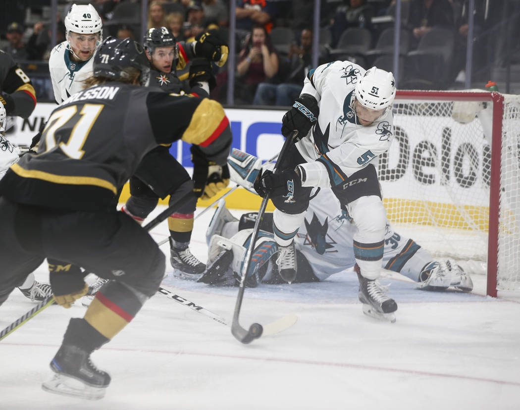 Golden Knights y Sharks se enfrentan durante el segundo período de un partido de hockey de pretemporada de la NHL en el T-Mobile Arena de Las Vegas el domingo 1 de octubre de 2017. | Foto Chase S ...