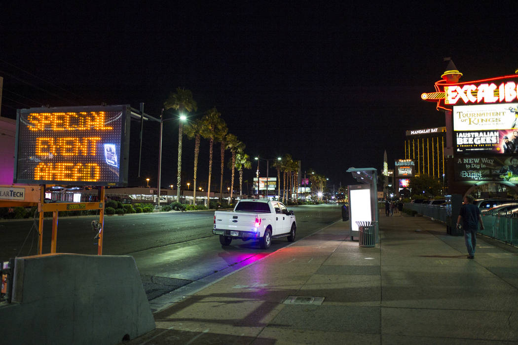Una vista hacia a lo largo del Las Vegas Boulevard durante las primeras horas del lunes, 2 de octubre de 2017, después de una situación activa del tirador que dejó 59 muertos y sobre 500 herido ...