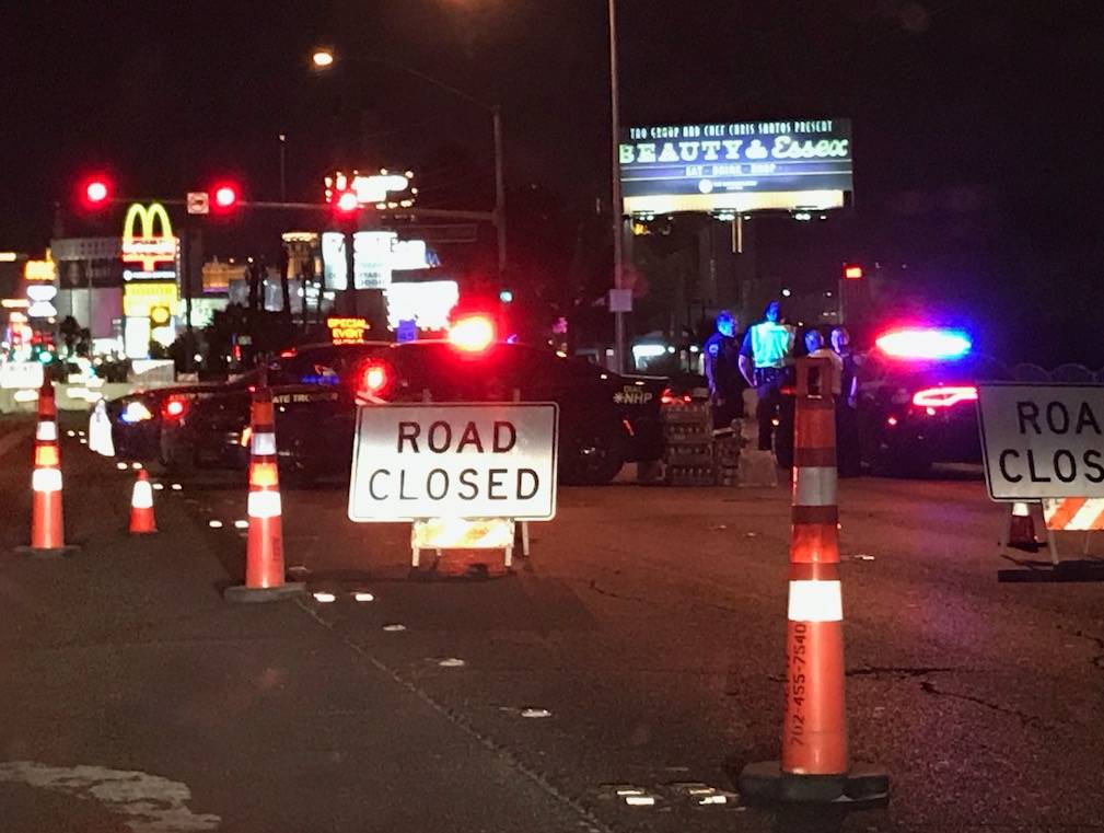 Una parte del Las Vegas Boulevard South podría permanecer cerrada la mayor parte de la semana mientras los investigadores continúan buscando en a escena de crimen donde 59 personas murieron el d ...