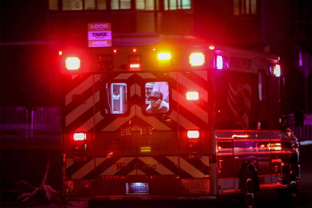 Una víctima de los disparos masivos del domingo en el  Route 91 Harvest country music festival es llevada a un hospital de Las Vegas, el lunes, 2 de octubre de 2017. Joel Angel Juarez / Revista d ...