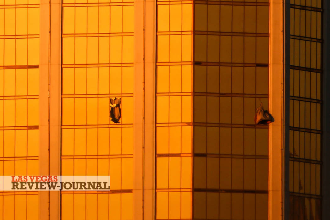 Las ventanas de Mandalay Bay están rotas después de un tiroteo, dejando al menos 59 muertos y 500 heridos en Las Vegas, el lunes 2 de octubre de 2017. Joel Angel Juárez Las Vegas Review-Journal ...
