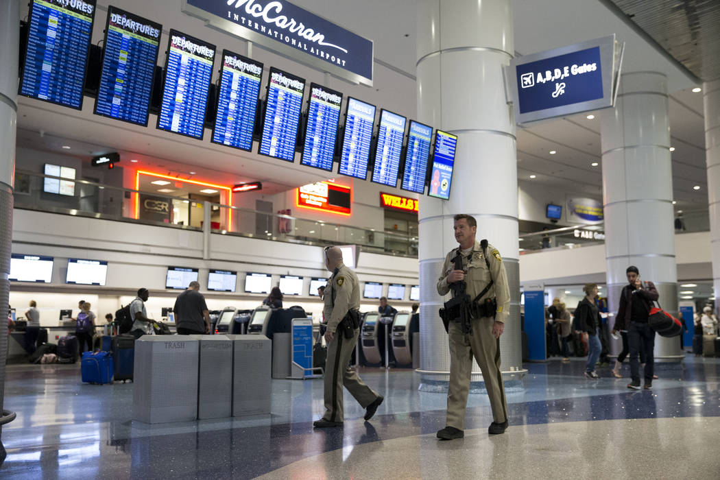 Un oficial de policía de Las Vegas patrulla la Terminal 1 en el Aeropuerto Internacional McCarran en Las Vegas, el lunes 2 de octubre de 2017. Erik Verduzco / Las Vegas Review-Journal
