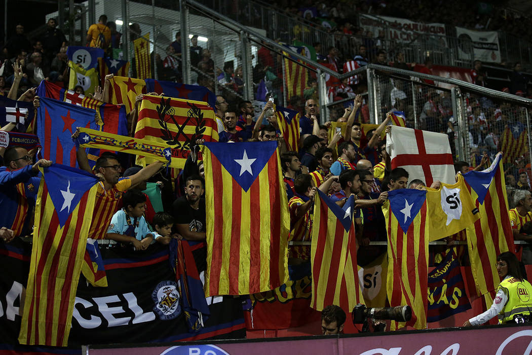 Los simpatizantes sostienen "estalada" o bandera pro independencia y carteles que piden votar Sí en un referéndum de independencia planeado durante el partido de fútbol español de La Liga entr ...