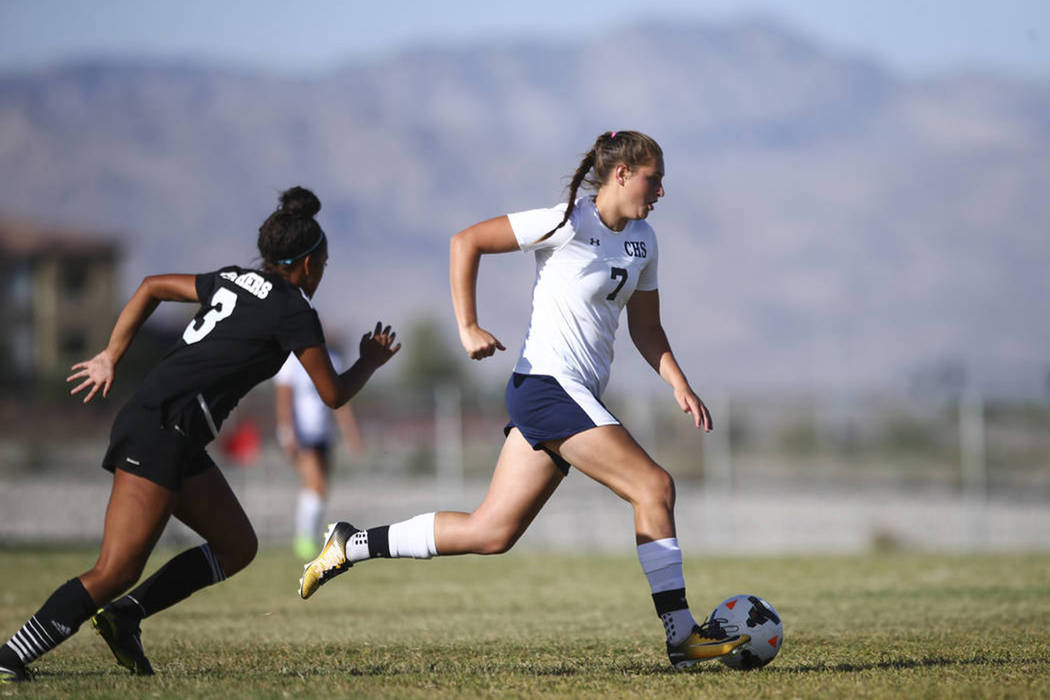 Marcella Brooks (7) de Centennial High School, pasa con el balón a Adrianna Serna (3) de Palo Verde High School durante un partido de fútbol en Centennial High School en Las Vegas el martes 19 d ...